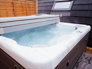 Outdoor spa tub - A perfect retreat for couples and friends. (Stewarton)
