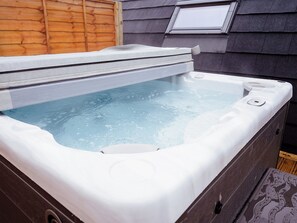Outdoor spa tub - A perfect escape for couples and friends. (Stewarton)