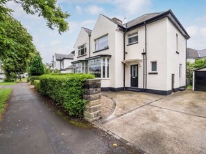Exterior - Stylish Hot Tub House (York)
