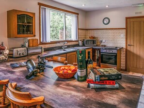 Private kitchen - Lodge Three - UK7614 (Moffat)