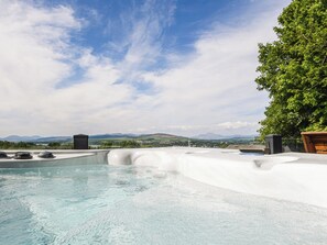 Outdoor spa tub - A perfect luxury coastal escape for couples. (Langbank)
