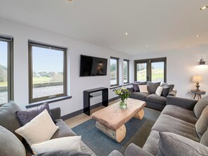 TV, fireplace - 5 bedroom accommodation in Drumnadrochit (Drumnadrochit)