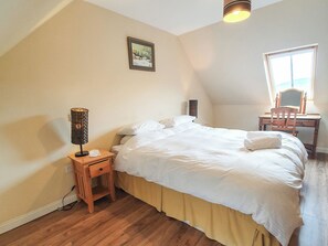 3 bedrooms, free WiFi - 3 bedroom accommodation in Lumphanan, near Banchory (Lumphanan, near Banchory)