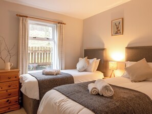 4 bedrooms, free WiFi - 4 bedroom accommodation in Banchory (Banchory)