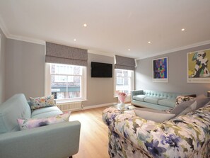 TV - 3 bedroom accommodation in York (York)