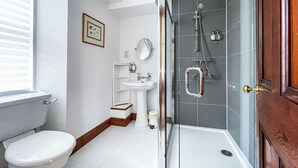 Ein Badezimmer mit Toilette, Waschbecken und Dusche.