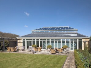 Outdoor dining - 1 bedroom accommodation in Bruern, near Chipping Norton (Bruern, near Chipping Norton)