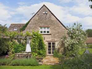Terrace/patio - 3 bedroom accommodation in Bruern, near Chipping Norton (Bruern, near Chipping Norton)