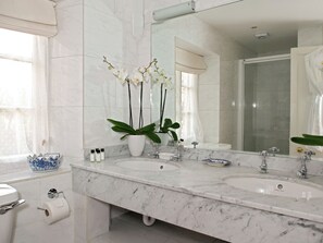 Towels - 3 bedroom accommodation in Bruern, near Chipping Norton (Bruern, near Chipping Norton)