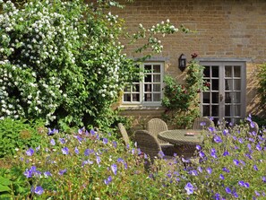 Outdoor dining - 3 bedroom accommodation in Bruern, near Chipping Norton (Bruern, near Chipping Norton)