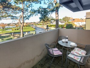Outdoor dining - 1 bedroom accommodation in Thorpness, near Saxmundham (Thorpness, near Saxmundham)