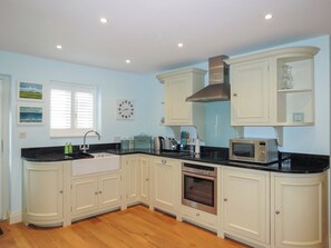 Dishwasher, high chair - 4 bedroom accommodation in Aldeburgh, near Saxmundham (Aldeburgh, near Saxmundham)