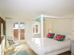 4 bedrooms, free WiFi - 4 bedroom accommodation in Aldeburgh, near Saxmundham (Aldeburgh, near Saxmundham)