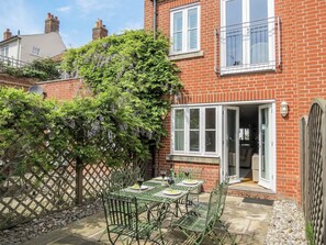 Outdoor dining - 4 bedroom accommodation in Aldeburgh, near Saxmundham (Aldeburgh, near Saxmundham)