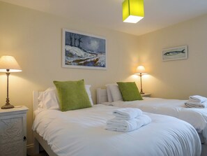 4 bedrooms, free WiFi - 4 bedroom accommodation in Aldeburgh, near Saxmundham (Aldeburgh, near Saxmundham)