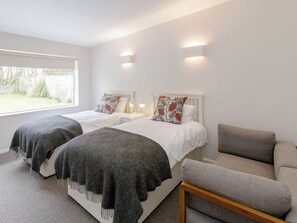3 bedrooms, free WiFi - 3 bedroom accommodation in Thorpeness, near Aldeburgh (Thorpeness, near Aldeburgh)