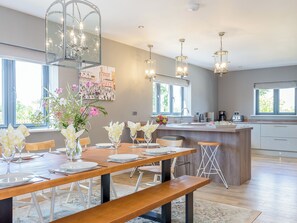 Dining - 5 bedroom accommodation in Dunholme, near Lincoln (Dunholme, near Lincoln)
