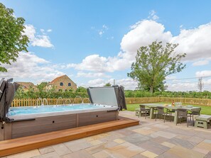 Outdoor dining - 5 bedroom accommodation in Dunholme, near Lincoln (Dunholme, near Lincoln)