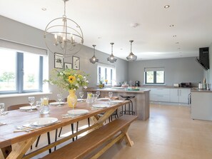 Dining - 5 bedroom accommodation in Dunholme, near Lincoln (Dunholme, near Lincoln)