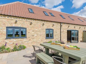 Outdoor dining - 5 bedroom accommodation in Dunholme, near Lincoln (Dunholme, near Lincoln)