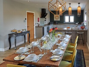 Dining - 5 bedroom accommodation in Dunholme, near Lincoln (Dunholme, near Lincoln)