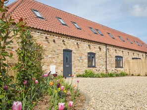 Exterior - 5 bedroom accommodation in Dunholme, near Lincoln (Dunholme, near Lincoln)