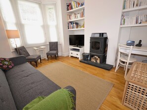 TV, fireplace - 2 bedroom accommodation in Ryde (Ryde)
