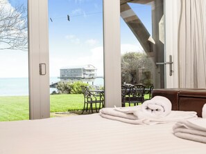 4 bedrooms, free WiFi - 4 bedroom accommodation in Bembridge (Bembridge)