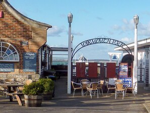Outdoor dining - 2 bedroom accommodation in Yarmouth (Yarmouth)