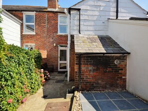 Property grounds - 2 bedroom accommodation in Yarmouth (Yarmouth)