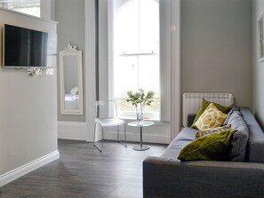 TV - Room Apart 2-UKC2335 (Plymouth)