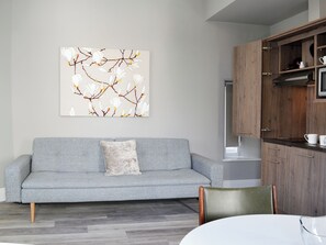 TV - Room Apart 1A-UKC2336 (Plymouth)