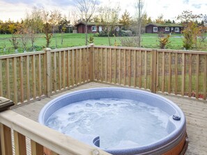 Outdoor spa tub - 3 bedroom accommodation in Brayton, Selby (Brayton, Selby)