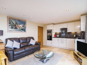 TV - 1 bedroom accommodation in Cowes (Cowes)