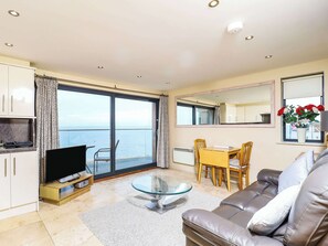 TV - 1 bedroom accommodation in Cowes (Cowes)