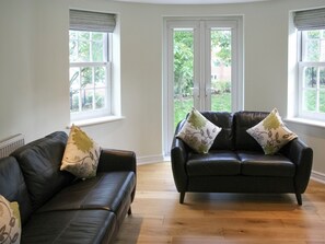 TV - Highlands Apartment 2 - UKC2900 (Shanklin)