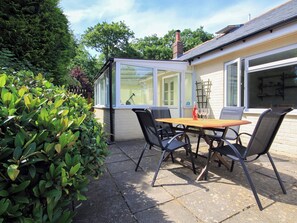 Outdoor dining - 3 bedroom accommodation in Sandford, near Shanklin (Sandford, near Shanklin)