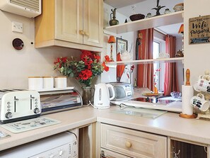 Private kitchen - 3 bedroom accommodation in Limerstone, near Brightstone (Limerstone, near Brightstone)