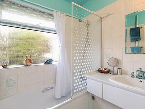 Towels - 3 bedroom accommodation in Limerstone, near Brightstone (Limerstone, near Brightstone)
