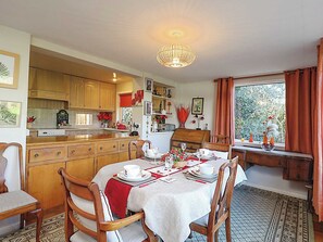 Dining - 3 bedroom accommodation in Limerstone, near Brightstone (Limerstone, near Brightstone)
