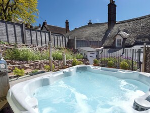 Outdoor spa tub - The Old Sweet Shop - UKC3164 (Minehead)