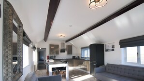 Een moderne loft met woonruimte, keuken, eethoek en zithoek.