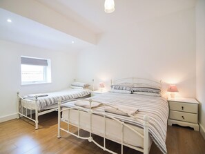 3 bedrooms, free WiFi - 3 bedroom accommodation in Murton, near York (Murton, near York)