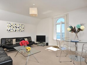TV - This second floor holiday apartment is close to the heart of Torquay. (Torquay)