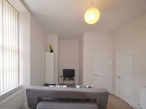 TV - 1 bedroom accommodation in Torquay (Torquay)
