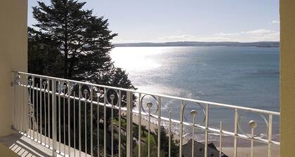 This ground floor apartment is close to Torquay’s harbour, as well as Paignton.
