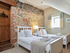 6 bedrooms, free WiFi - The Hen House - UKC3677 (Tattersett, near Fakenham)