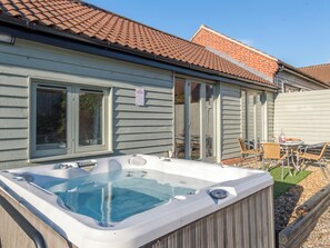 Outdoor dining - The Milking Parlour - UKC3681 (Tattersett, near Fakenham)