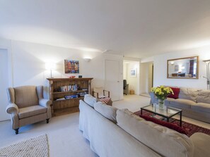 TV, fireplace - 3 bedroom accommodation in Edinburgh (Edinburgh)
