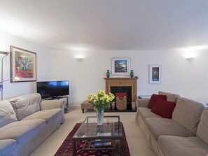 TV, fireplace - 3 bedroom accommodation in Edinburgh (Edinburgh)